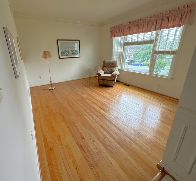 living room - 510 Ewell Ct
