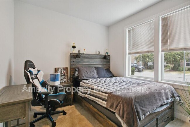 Building Photo - 121 Daybeacon St