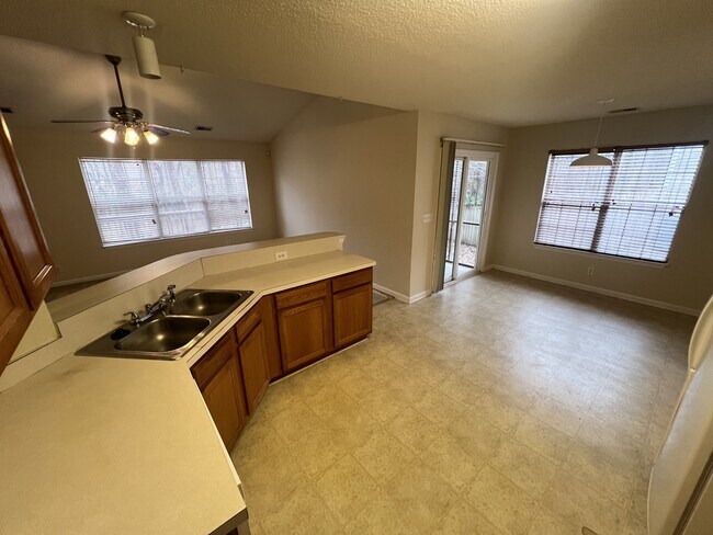 Building Photo - 204 Hawkridge Pl