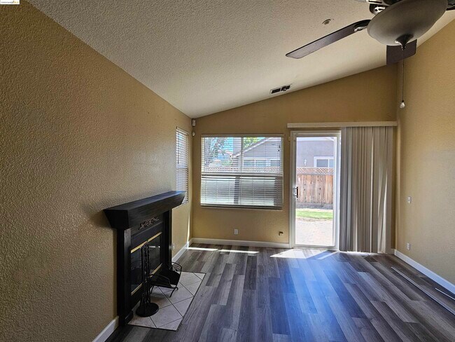 Foto del edificio - 240 White Birch Ct