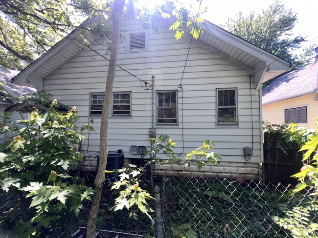 Foto del edificio - 1258 E Division St