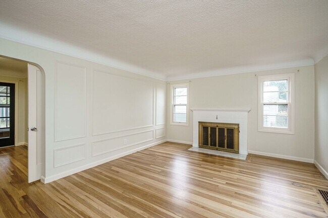 Foto del edificio - PET FRIENDLY Super Cute Craftsman Home 3 bedroom 1 Bath with Basement