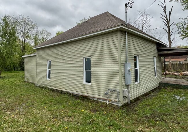 Building Photo - 305 S Sims St
