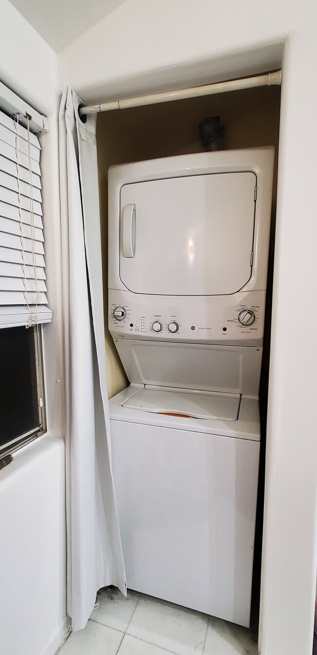 in unit washer and dryer - 5912 Yarmouth Ave