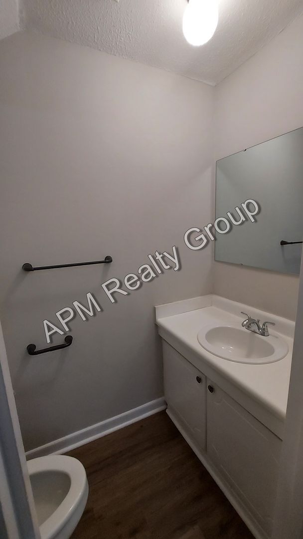 Foto del edificio - 101 Cherry Hall Dr