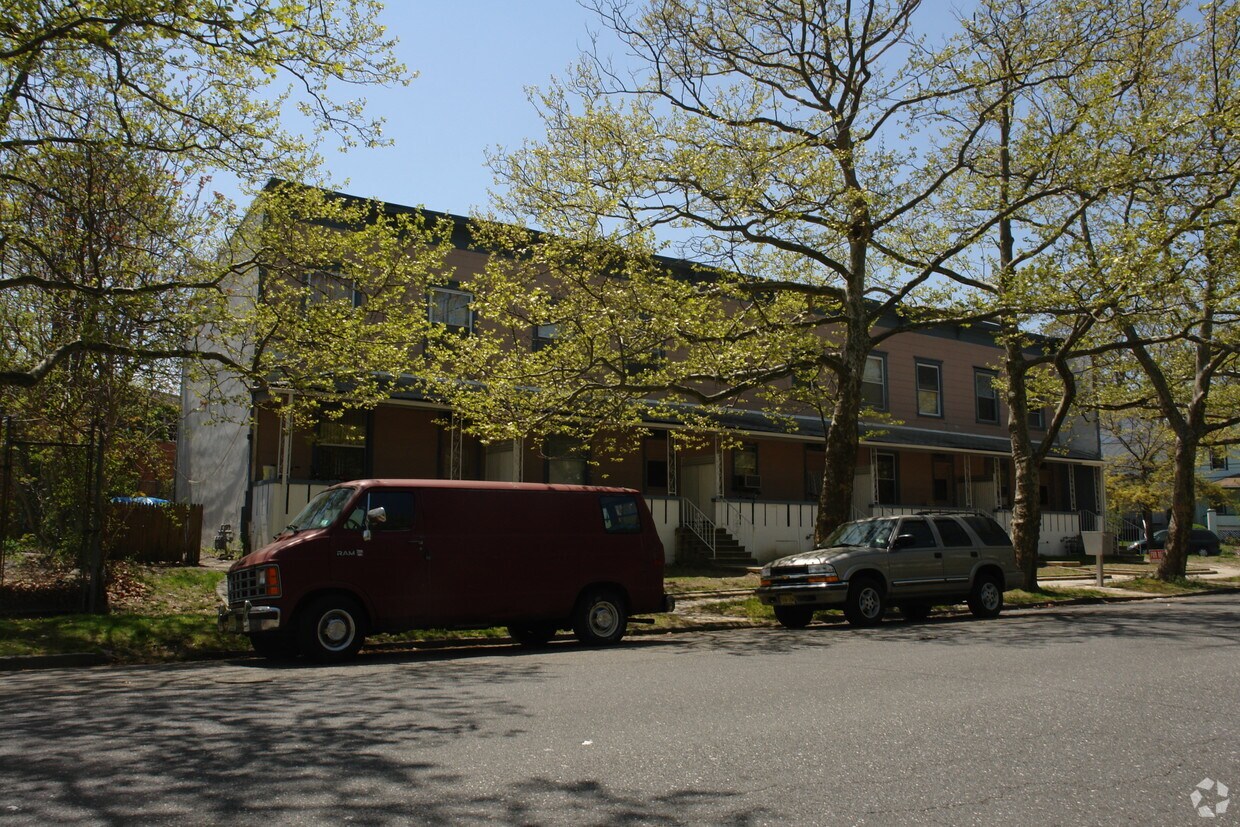 10-Unit Apartment Building Exterior - 1222-1230 1st Ave
