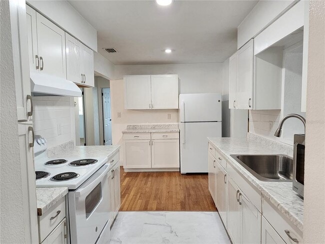 Building Photo - 8 Poinsettia Dr