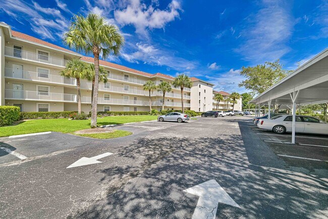 Building Photo - Beautiful 2/2 Condo in the Heart of Naples!