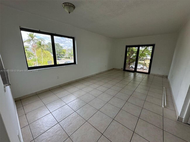 Foto del edificio - 690 NE 123rd St