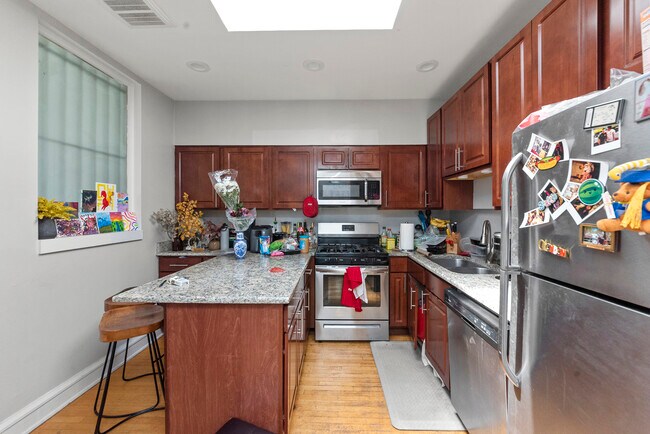 Photo - 1545 W Addison-2 Apartment