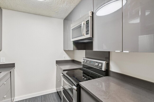 Building Photo - Pre-Lease Aug 2025 Remodeled 2 Bedroom 1 B...