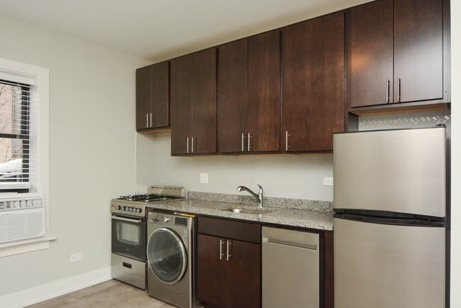 Building Photo - 533 W Belden Ave