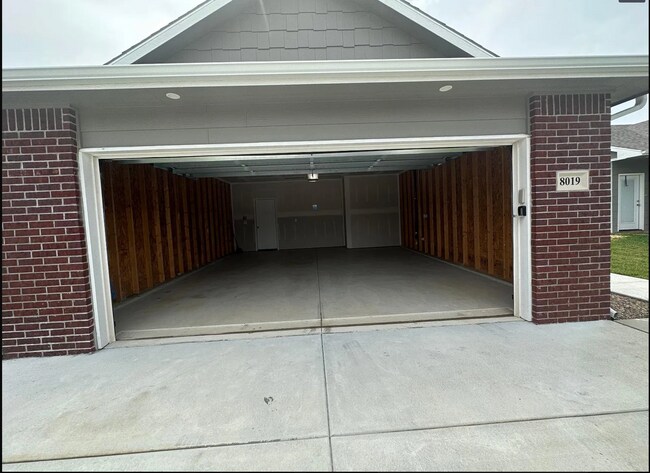 Building Photo - 8019 E 34th Ct S