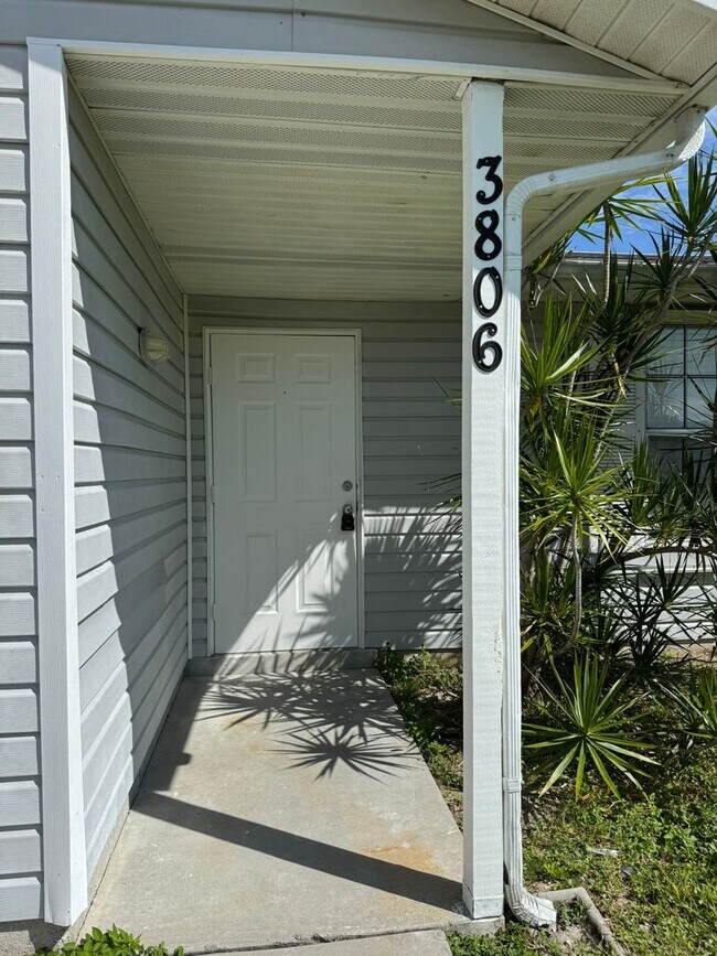Building Photo - 3/2 Single Family Home in Lehigh Acres for...