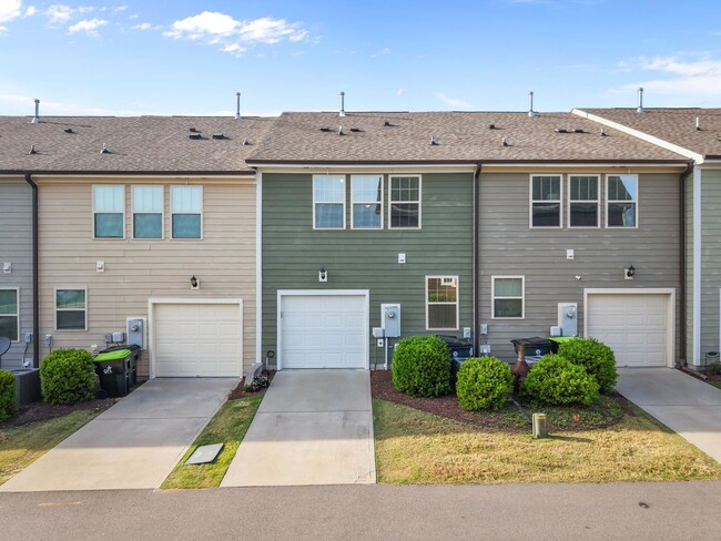Building Photo - 1709 Shady Oaks Dr