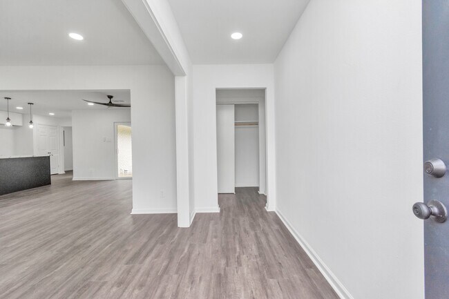 Foto del edificio - 5006 Heatherbloom Dr