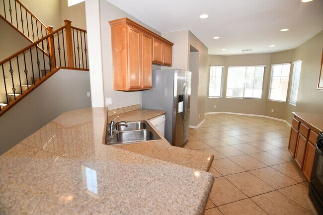 Building Photo - Large 4 bedroom, 2-story home in North Las...