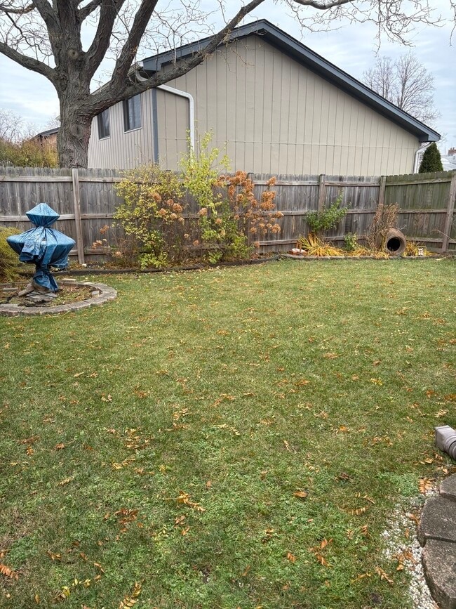 Building Photo - 109 Paramount Dr