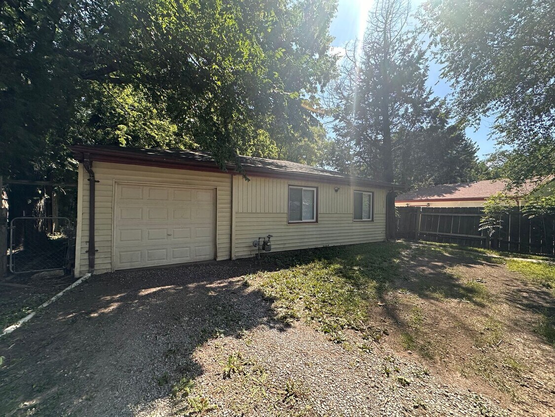 Foto principal - $1195 - 3 bed 2 bath - Single Family Home