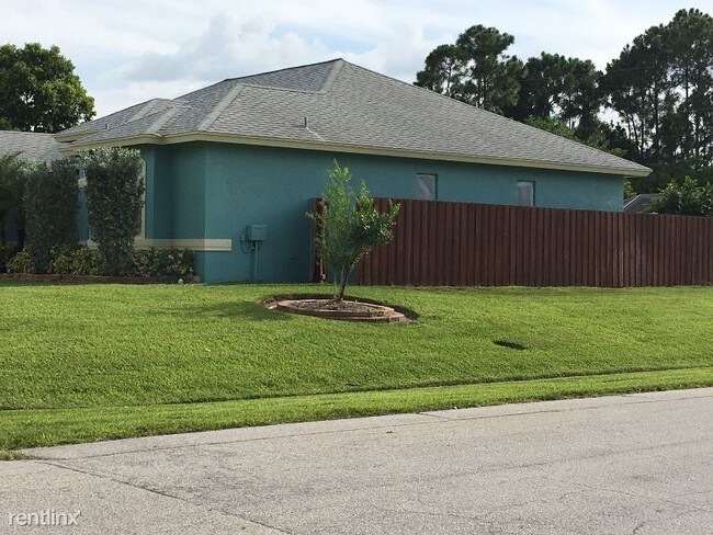 Building Photo - 1702 SW Cashmere Blvd