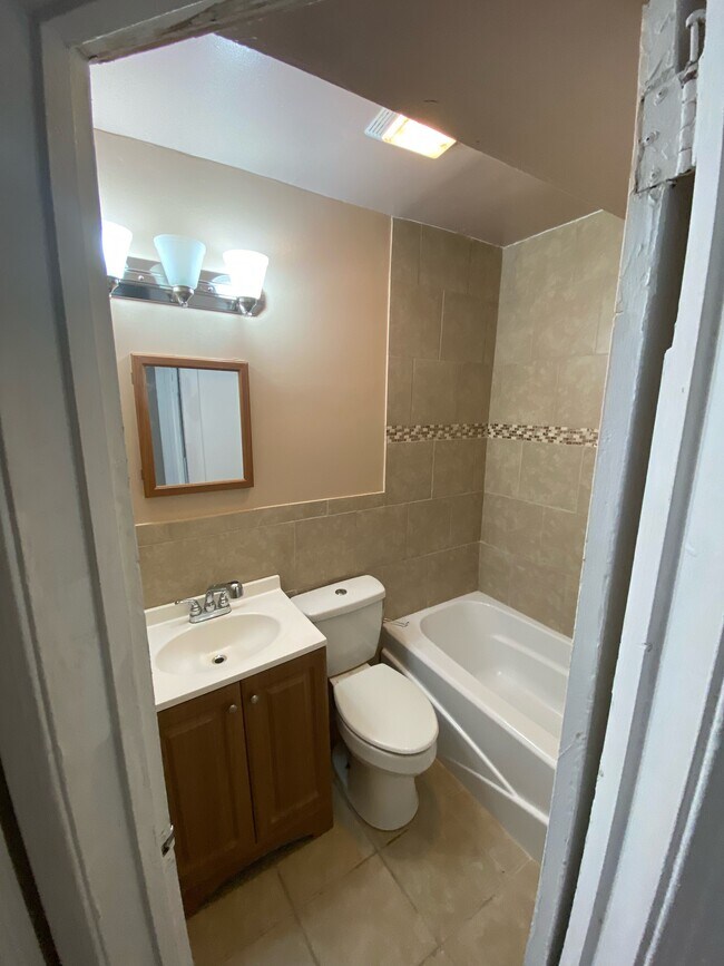 Bathroom - 2808 Hartford St SE