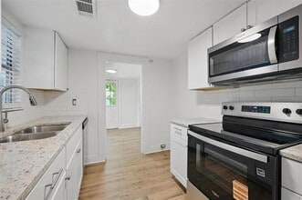 Building Photo - 906 E Houston St