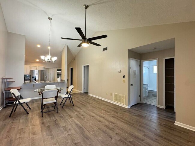 Building Photo - 3/2 in Townhomes West