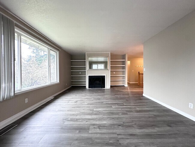 Building Photo - Single Family Home in Beaverton, OR 6 Beds 3 Baths w/ Double Car Garage!