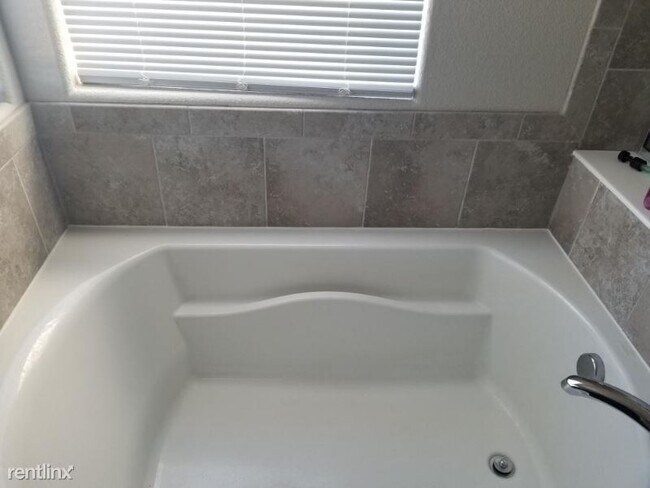 Foto del edificio - 3 br, 3 bath House - 10714 Calista Way