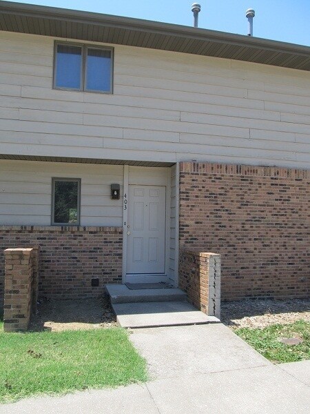 Building Photo - 3 Bedroom 3.5 Bath- Condo