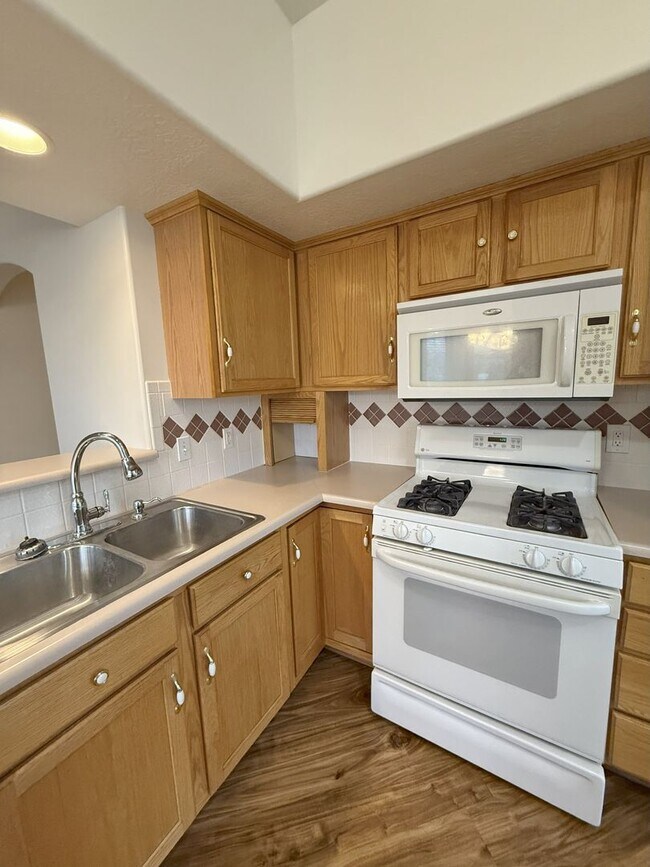 Foto del edificio - Charming 2-Bedroom Bottom-Unit Townhome wi...