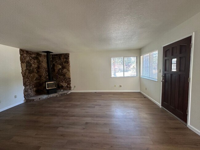 Building Photo - Al Tahoe 3 Bedroom Home with Garage, Just ...