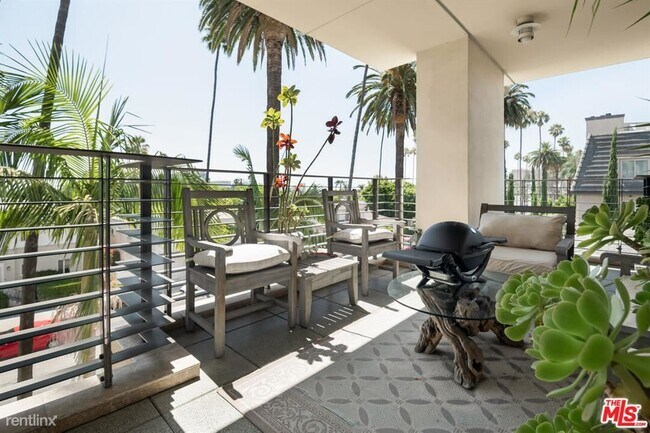 Foto del edificio - 2 br, 3 bath Condo - 447 N Doheny Dr Apt 301