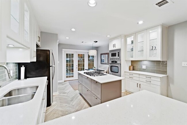 Foto del edificio - 5614 Shoalwood Ave