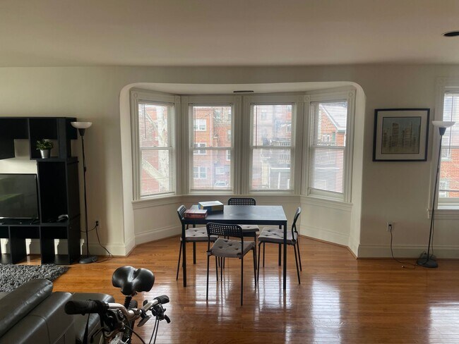 Foto del edificio - Spacious 2BR/2BTH Flat w/ HW Floors, A/C, ...