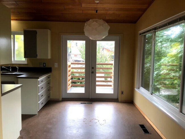 Building Photo - Fremont 3 Bedroom Home with Den and Detach...