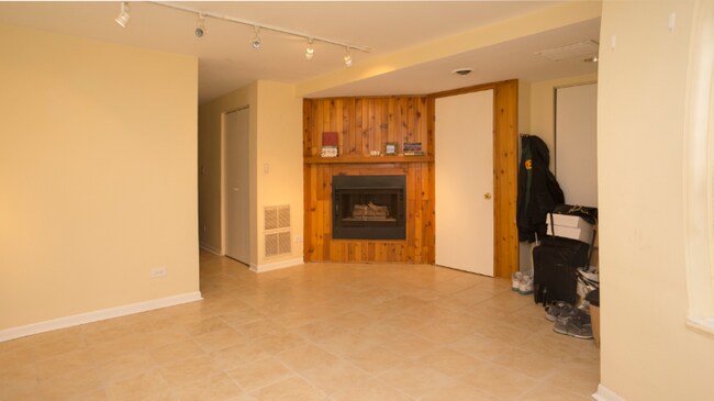 Photo - 2033 W Melrose St Apartment