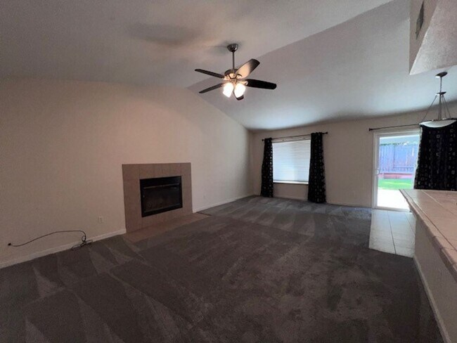 Foto del edificio - Beautiful home with covered patio located ...