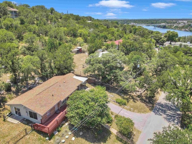 Building Photo - 515 Los Escondidos Rd