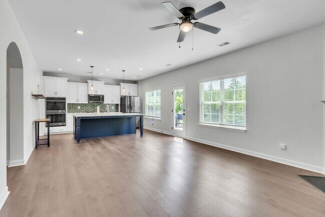 Foto del edificio - Charming 4-Bed Retreat with Fireplace – Spacious 2631 Sq Ft in Easley, SC, Zoned for Wren Schools