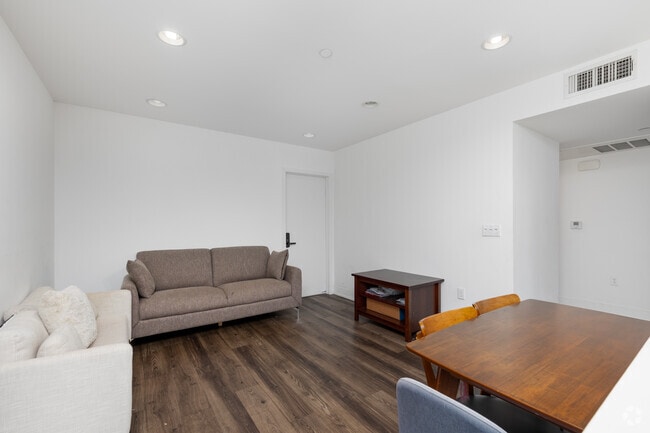 4BD, 3BA - 1,309SF - Living Room - 1539 Beloit Ave