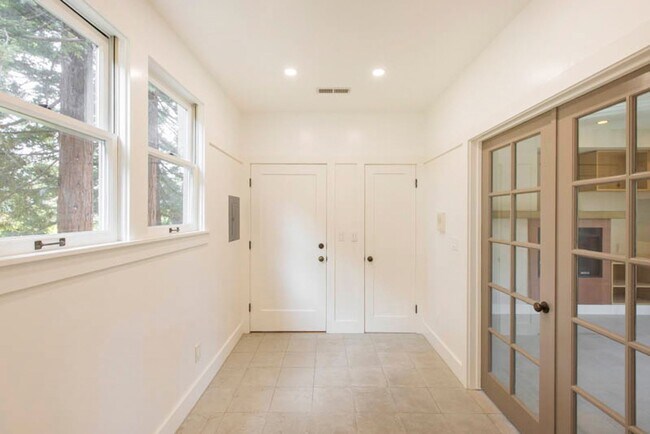 Foto del edificio - Balcony & Gas Fireplace: Sunny Apartment i...