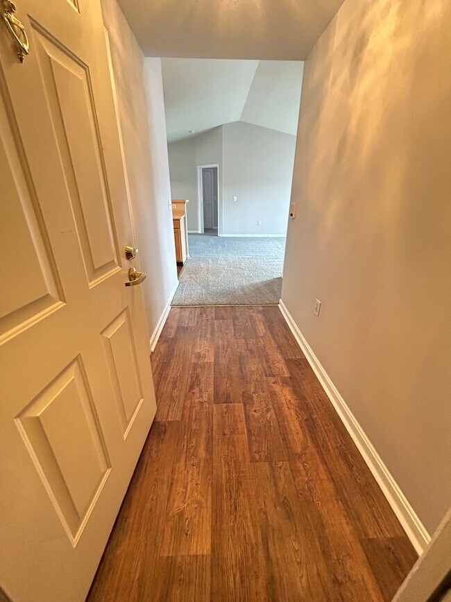 Building Photo - 2 BR Condo in Warren Twp