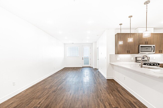 Foto del edificio - Modern Elegance with Downtown Views: 2-Bed...