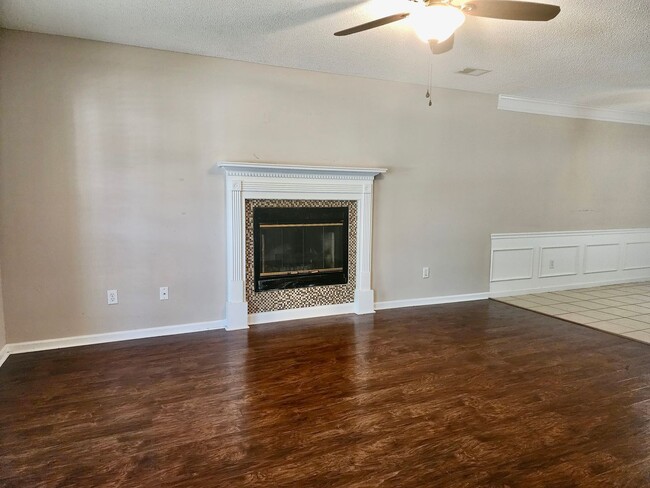 Building Photo - Beautiful 4 Bedroom Home in Center Lake Su...