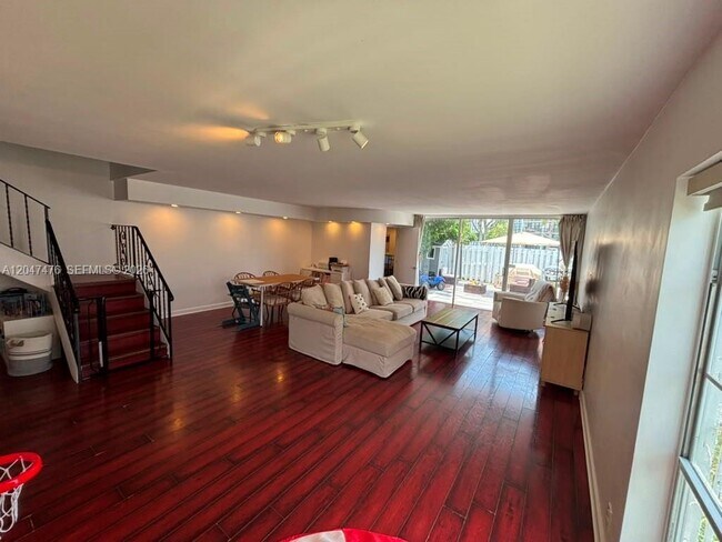 Foto del edificio - 926 NE 27th Ave