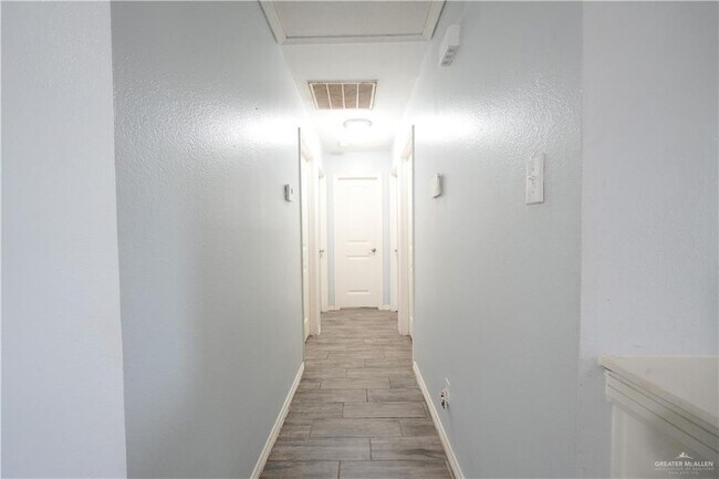 Foto del edificio - 4014 Aggassi Dr