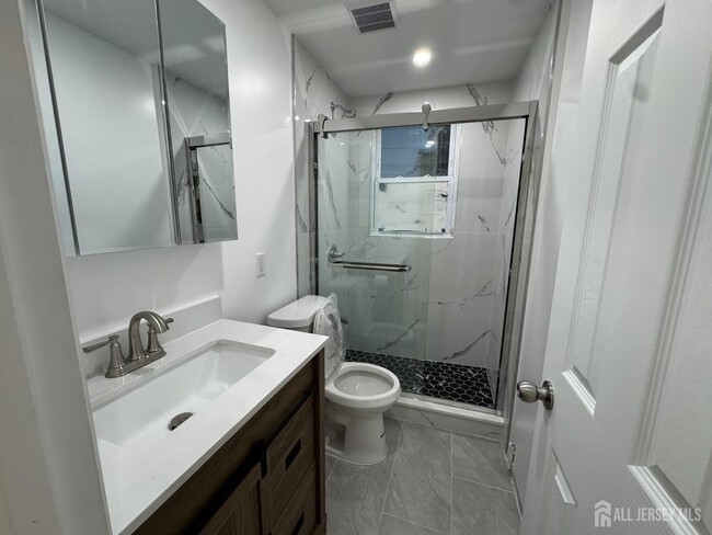 Foto del edificio - 166 Throop Ave