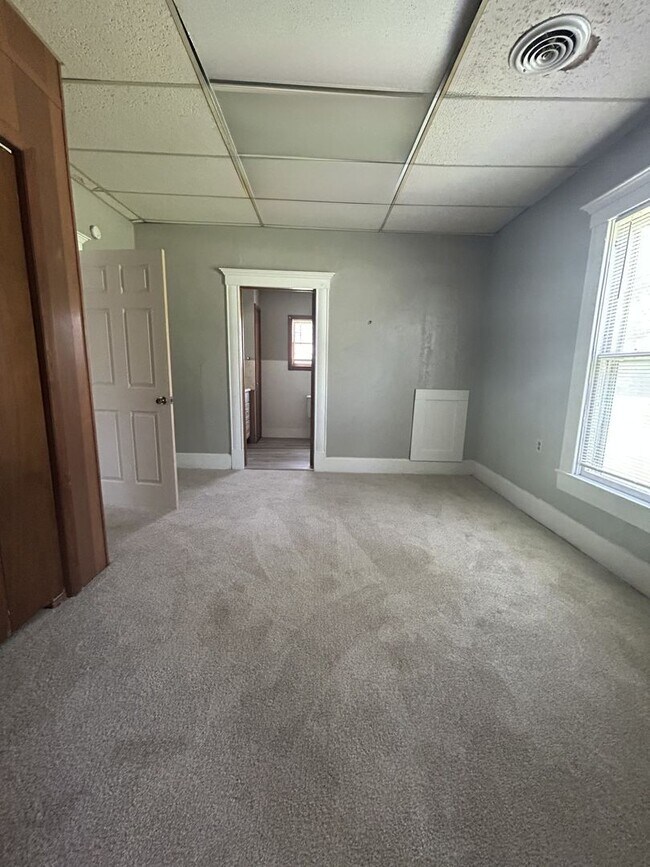 Building Photo - Cute 1 BR/1 BA House - Corner Lot & Off-Street Parking!