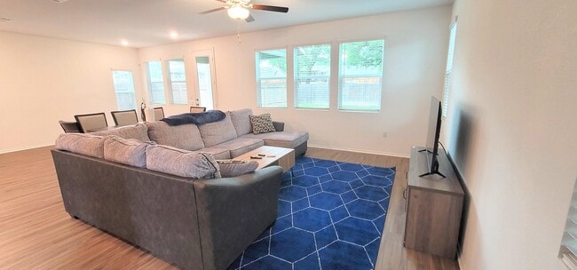 Building Photo - 1100 Winnie Dr